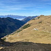 Unterwegs zwischen Bettlerjoch/Pfälzerhütte und Alp Gritsch - Blick über deren Gebäude. Hinten ist auch "Tälihöhi" zu sehen (Pass und Kuppe).