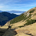 Unterwegs zwischen Alp Gritsch und Tälihöhi - Blick über ein Seitental (Hundstal), das hinunter in Richtung Valüna zieht.