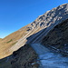 Unterwegs zwischen Alp Gritsch und Bettlerjoch/Pfälzerhütte - Rückblick. Im Schatten hält sich hier und da Glatteis.