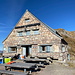 Am Bettlerjoch - Hier befindet sich die Pfälzerhütte. Saisonal bedingt ist diese geschlossen, das gute Wetter wird aber offensichtlich für einige Arbeiten genutzt (neue Pächter ab 2025).