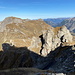 Im Abstieg vom Naafkopf - Blick entlang des Grates, der hinunter zum Bettlerjoch zieht.