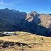 Unterwegs zwischen Tälihöhi und Alp Gritsch - Blick über die Gebäude der Alpe. Hinten sind die höchsten Liechtensteiner Gipfel (Hinter und Vorder Grauspitz) zu erkennen.