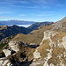 Im Abstieg vom Naafkopf - Blick vom Grat, u. a. mit dem Nebel im Rheintal und dem Alpstein im Hintergrund.