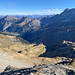 Im Aufstieg zum Naafkopf - Blick nach Vorarlberg, u. a. mit Fundelkopf, Nenzinger Himmel (links) und Panüeler Kopf (rechts). Vorn ist ein Wegstück zu erahnen.