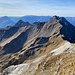 Naafkopf - Ausblick am Gipfel in etwa südwestliche Richtung. Rechts sind die beiden Gipfel zu erkennen, die den Naafkopf in der Liechtensteiner Rangliste auf "Platz 3" verweisen: Vorder und Hinter Grauspitz (wobei der hintere aus dieser Perspektive vorn liegt ;-).