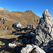 Im Aufstieg zum Naafkopf - Rückblick zur Pfälzerhütte an einem markanten Felsen.