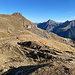 Im Aufstieg zum Naafkopf - Rückblick, während der Weg durch Bergwiesen zieht.