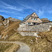 Am Bettlerjoch - Vorbei an der Hütte geht's nun auf dem Fahrweg wieder in Richtung Alp Gritsch.