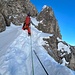 In der Rinne verschwindet das Drahtseil im Schnee, findet sich aber am oberen Ende hinter der Felsnadel wieder