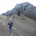 In arrivo al Passo Baciamorti con i contrafforti rocciosi del Monte Venturosa sullo sfondo.