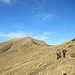 La cresta che porta al Pizzo Baciamorti alterna tratti ripidi ad altri più tranquilli, dove ci si può fermare ad ammirare il panorama sui due versanti.