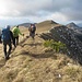 In cammino sul breve tratto di cresta che porta dal Pizzo Baciamorti al Monte Aralalta (m 2003).