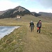 La piana dove sorgono il Rifugio Gherardi e il Rifugio Castelli (sullo sfondo); il laghetto ghiacciato evidenzia la bassa temperatura della giornata odierna.