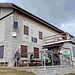 Il Rifugio Gherardi, dove mangeremo su uno dei tavoli all’esterno.