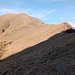 E via che si inizia a risalire la lunga cresta erbosa che ci porterà in cima e tra poco saremo al sole.