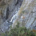 Wir überwinden die erste Felsstufe im Talabschluss, neben uns rauscht in der Schlucht ein Wasserfall