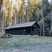 Gegenüber dieser Hütte soll der Weg über den Jedlová führen. Eine Markierung gibt es aber nicht. Laut Mapy.cz sind es zwei Wege, der rechts führt direkt drüber, der andere auf der linken Seite etwas unterhalb.