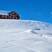 <b>Alla quota di 1800 m, dopo un’ora dalla partenza, abbandono la strada e seguo la ripida traccia diretta che taglia i tornanti. La neve è polverosa, non ci sono sassi emergenti né placche di ghiaccio. In ulteriori trenta minuti pervengo all’ex Hôtel Galenstock (1998 m). </b>