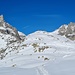 <b>Finalmente vedo la struttura sommitale della mia meta, caratterizzata da massi rocciosi e da una robusta croce lignea.</b>