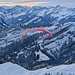 eigentlich kaum zu glauben, bei sehr starkem Wind starten die Gleitschirmflieger zu einem Ausflug