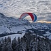 eigentlich kaum zu glauben, bei sehr starkem Wind starten die Gleitschirmflieger zu einem Ausflug