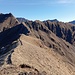 Blick vom Westgipfel zum Grat des Hauptgipfels des Schönnerkofels, der mehrere Erhebungen aufweist