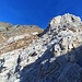 In der Scharte hinter dem Kalkgipfel und unterhalb der Gürtelwand