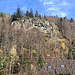 Blick vom Parkplatz zum "Schwimmbadfelsen" bei Todtnau, in welchem neben dem Klettersteig auch Kletterrouten zu finden sind.