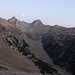 In der Grasflanke ist ein schneller Abstieg möglich. Weiter unten nehme ich den Steig, der sich oberhalb der Oberberg Alm im Grashang verliert.