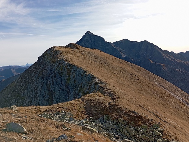 Vor dem Hochwart liegt die deutlich niedrigere Verstadlspitze.