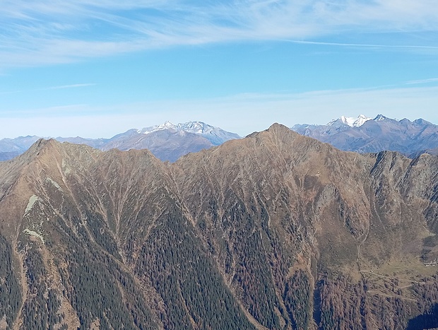 Blick zur Jaufenspítze und zur Hochplattspitze (Zoom); rechts im Hintergrund Hochfeiler und Wilde Kreuzspitze.