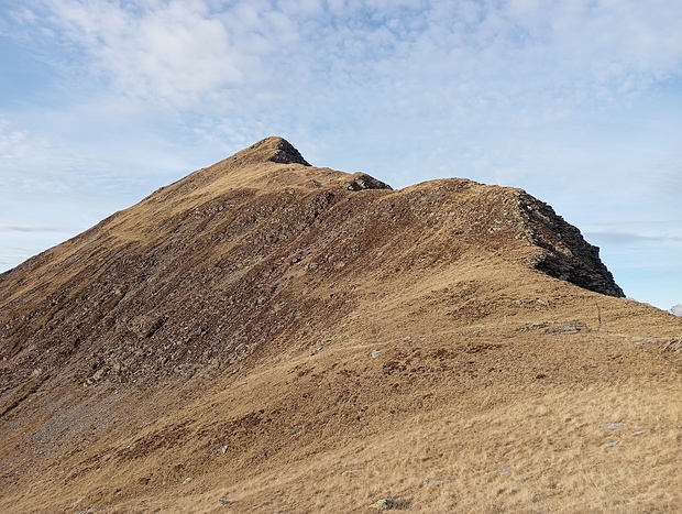 Ich bin gleich zurück am Sailertaljoch und blicke zur Verstadlspitze zurück.