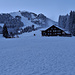 Hinter dem Restaurant Fang, neben dem eine Schneekanone ihr weisses Pulver verschiesst, wartet bereits das erste Ziel, der Rinderberg
