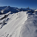Weiter über den Hindere Spitz und den Gandlouenegrat zur Parwengebire: darüber u.a. Giferspitz und Wildhorn, links der Mitte u.a. Arpelistock und Spitzhore, und rechts hinter dem Kreuz u.a. Les Diablerets