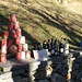 Ecco il momento esatto quando la pallina, abilmente lanciata, fa crollare la piramide di barattoli (21) facendo vincere al fortunato concorrente il trasporto a valle delle bottiglie vuote (e non sono poche…).