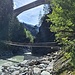 Unten der Steg über den Hinterrhein und oben die Autobahn-Brücke