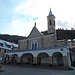 Die Wallfahrtskirche Sant’Anna wurde, wie gesagt, 1682 erbaut, auf einem vom Gletscher glatt geschliffenen Felsen. In der zweiten Hälfte des 17. Jahrhunderts kamen neue Gebäude hinzu, um die Pilger unterzubringen, die zum Heiligtum hinaufzogen. Von 1793 bis 1796 und noch einmal im Zweiten Weltkrieg war das Heiligtum Schauplatz von Kriegshandlungen, wurde geplündert und verwüstet. Doch die Anlage wurden immer wiederhergestellt. 