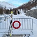 <b>Lasciato il Parcheggio Cacciatori, alle 8:45 calzo gli sci già dalla barriera e mi incammino sulla strada del valico. Sorprendentemente la neve non è gelata, le pelli garantiscono una buona aderenza.</b>