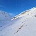 <b>Alla quota di 2080 m arrivo al sole. In questo ripido tratto, a valle della strada, devo battere la traccia. L’operazione non mi costa molta fatica supplementare, in quanto la neve è polverosa.</b>