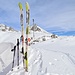 <b>È impossibile stimare lo spessore della neve. Si va dai due cm, che lasciano intravedere l’asfalto, fino a un metro e mezzo, dove il vento l’ha accumulata.<br />Il rotore eolico visibile dal valico gira molto lentamente. Il freddo è quindi sopportabile. Mi posso soffermare con calma per il cambio degli indumenti e per mangiare il panino e lo yogurt. </b><br />