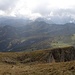 Am Gipfel kann man gut den zweiten Teil der Rundtour erkennen, der über weite Almflächen zur Schwarzwasserhütte führt