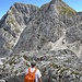 Fast unten an der Hochscharte. Man peilt das schuttige Kar rechts an, am großen Block vorbei und steigt in die schuttige Rinne nach rechts ein (unschwierig)