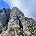 Nach dem Kammertalkopf folgt die Schlüsselstelle, hier im Rückblick. Man kommt mittig auf dem Grat, durchklettert eine ausgesetzte Scharte (leider kein Bild, II, Bohrhaken) und steigt dann vorsichtig auf dem schrofigen Hang rechts im Bild hinunter, bis zu der Stelle, wo man einen tiefen Spalt mit einem großen Schritt überwinden kann. Damit wären die Hauptschwierigkeiten geschafft. 