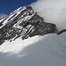 Schnee verziert das Kunstwerk der geologischen Faltungen