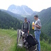 Zwei meiner Bergfreunde Kalle und Peter und das Massiv des Le Toûno, links der Gipfel. Dir Route führt rechts unter dem großen Geröllfeld zum Lac du Toûno hinter dem Massiv