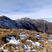 al paletto si curva a 90° cioè verso Sud (sx in foto), raggiungendo un cartello segnaletico con indicazione solo all'indietro per il Monte Cerano: qui parte un sentierino, il T6, che punta deciso verso Gravellona-Casale