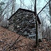 il bosco è pieno di ruderi ma anche di baite ancora ben conservate