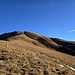 Dalla strada risaliamo i prati fino alla dorsale