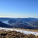 La complicata forma del Lago di Lugano
<p>
<img alt="" border="2" height="450" src="https://italiastoria.com/wp-content/uploads/2024/06/karte_luganersee.png?w=1024" width="550" />
</p>
Citazione dal sito <a href="https://italiastoria.com/2024/06/05/mappa-del-lago-di-lugano-ceresio-perche-e-cosi-strana/" rel="nofollow">STORIA D'ITALIA</a><i>

La complicatissima geografia dell’area del Lago di Lugano, sospesa tra Svizzera (canton Ticino) e Italia. Come si può vedere, il Lago di Lugano (in antichità detto Ceresio) è un puzzle di territori. Come mai? è una storia complessa!

La zona del lago Ceresio faceva parte del ducato longobardo del Seprio (con sede a Castelseprio, in provincia di Varese, uno dei luoghi che fa parte del patrimonio UNESCO dei Longobardi). Divenuta contea sotto i carolingi, fu retta da più dinastie di origine franco-longobarda, per poi finire sotto il controllo di Como e del suo comune nell’XI secolo. Da un punto di vista ecclesiastico, però, il grosso del territorio era gestito dal vescovo di Como, mentre la sola Campione dipendeva dal vescovo di Milano, in seguito alla donazione di Toto II (dei Totoni), che ne fece dono a S.Ambrogio nel 777.

La regione fu teatro della guerra tra Como e Milano per il controllo dei traffici alpini dal 1218 al 1227. Progressivamente, il lago e le sue sponde vennero incorporati nel Ducato di Milano e Lugano divenne la principale città del lago.

Il lago cessò definitivamente di appartenere ad un’unica entità politica sovrana in seguito all’istituzione dei baliati transalpini dei cantoni svizzeri all’inizio del XVI secolo: gli Svizzeri ottennero, infatti, l’area oltre il passo del Gottardo grazie al loro coinvolgimento nelle Guerre d’Italia, a fianco di Papa Giulio II. Il confine italo-svizzero fu fissato nel 1752 dal Trattato di Varese e da allora è rimasto praticamente invariato: come si può notare, Campione d’Italia (donazione di Toto II al vescovo di Milano nel 777) rimase attaccato al ducato di Milano, e quindi divenne italiana con l’Unità d’Italia, divenendo l’unica exclave italiana.

Nel 1848 la confederazione svizzera costruì una strada rialzata che taglia il lago su una morena tra Melide e Bissone, per fornire un collegamento diretto tra Lugano e Chiasso. Oggi sulla strada rialzata passano anche la ferrovia del San Gottardo e l’autostrada svizzera A2. Il Lago di Lugano ha ben tre aree separate che appartengono all’Italia: la parte più orientale (Provincia di Como), Campione d’Italia, la sponda occidentale (Provincia di Varese).</i>