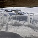 die "Stalagmiten" unterhalb des Brunnentroges